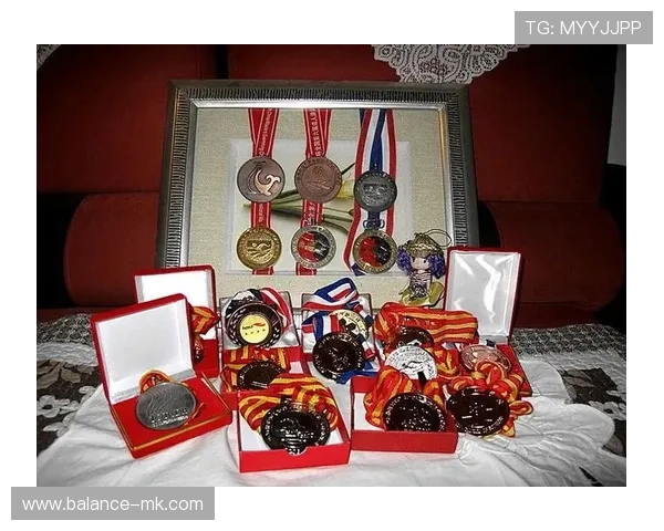 格兰特·哈克特接力金牌闪耀赛场，书写游泳传奇新篇章